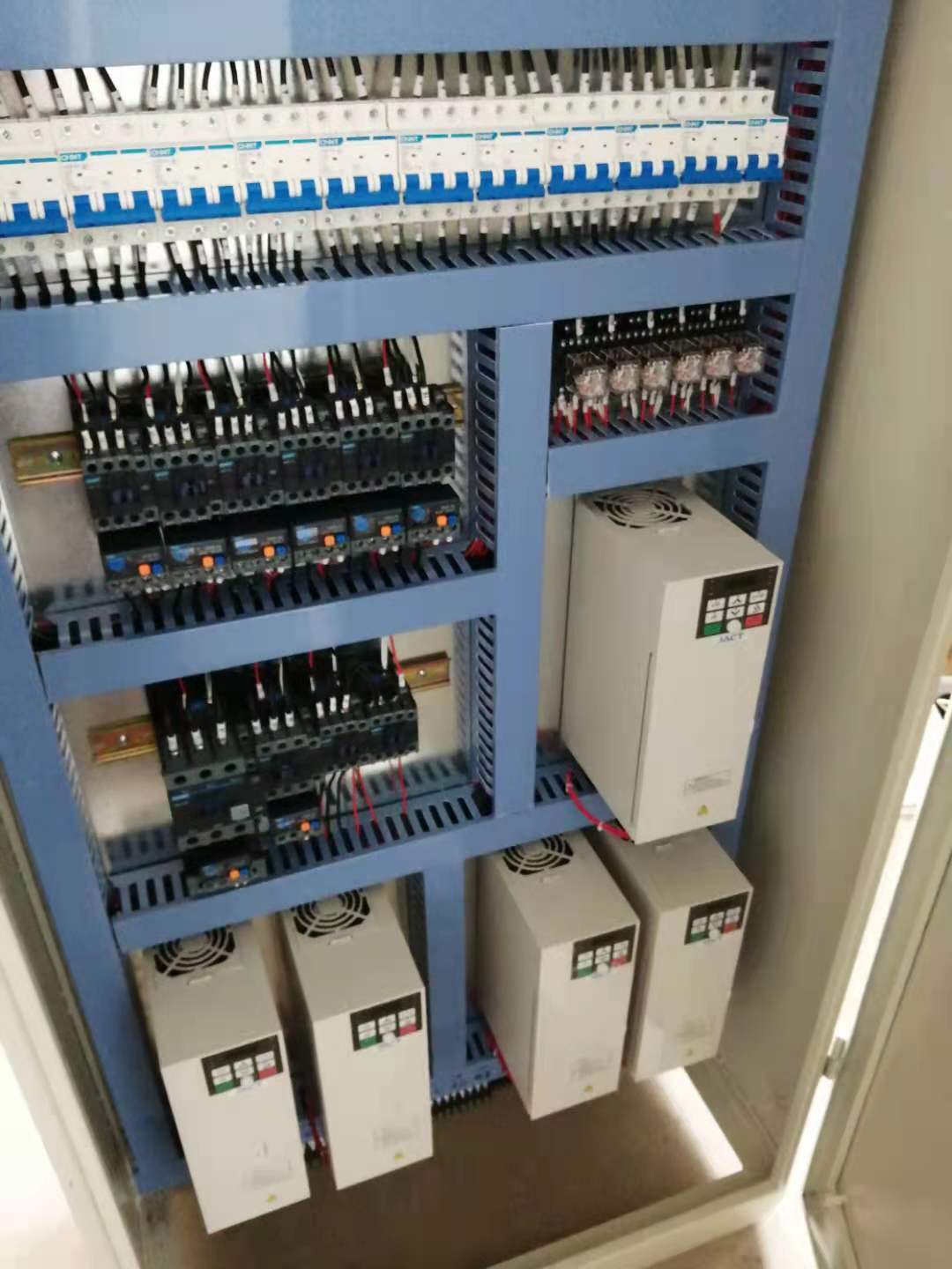 Puhua Heavy Industry fully uses self-developed electric control cabinets to help the intelligent upgrade of the shot blasting machine industry